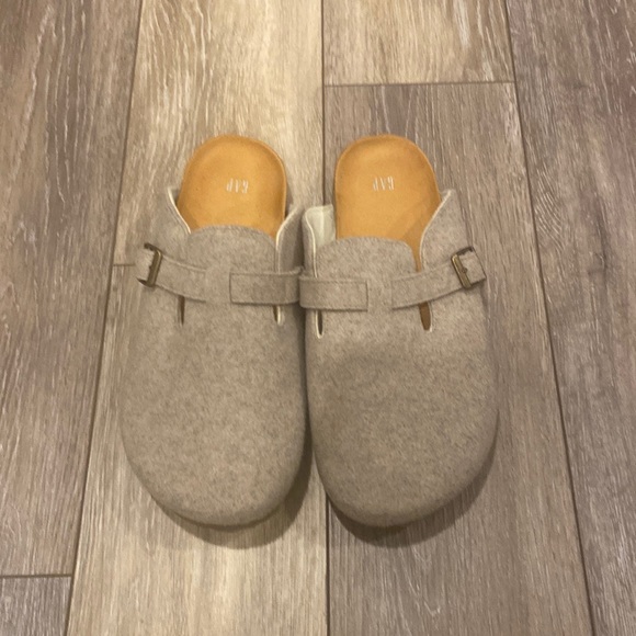 GAP Shoes - Sherpa clogs